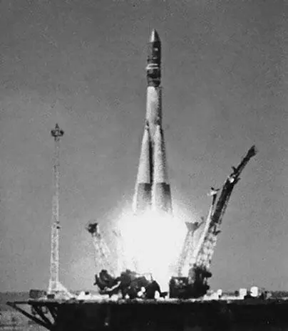 Восток1 поднимается в космос 12 апреля 1961 г Именно тут и произошла в - фото 327