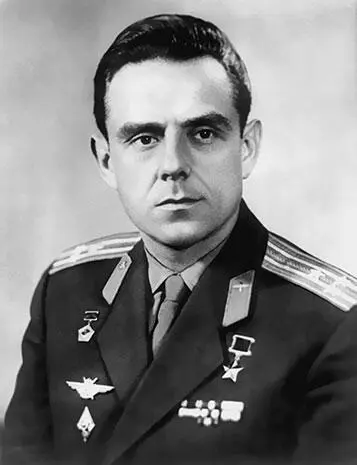 Летчиккосмонавт Владимир Комаров Однако веселый настрой прервало сообщение из - фото 334