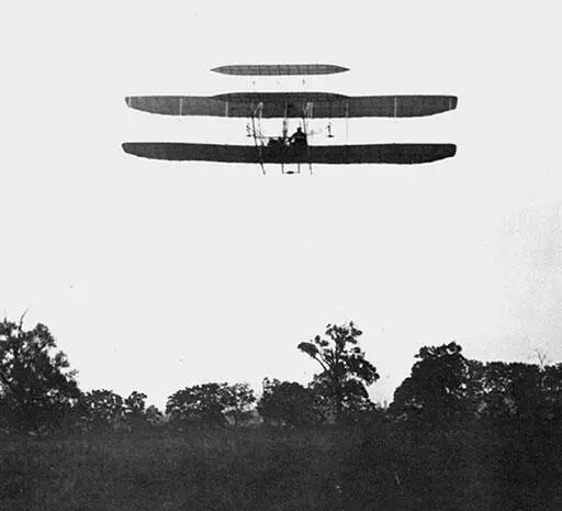 Биплан Wright Flyer III в воздухе При расследовании установили что блестящим - фото 371