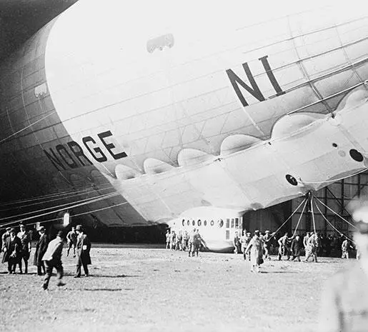 Дирижабль Норвегия в ангаре 1926 г Когда дирижабль прилетел в Сализи - фото 376