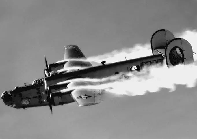 Liberator B24 С в полете Тем не менее версия что авиакатастрофа в Средиземном - фото 395