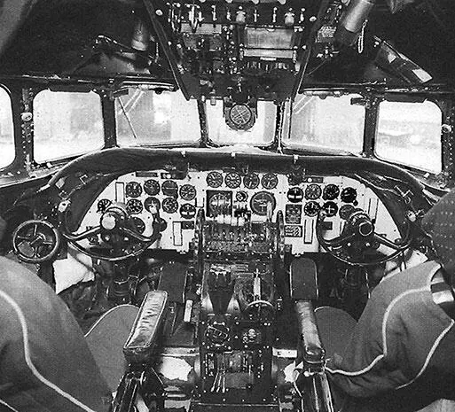 В кабине Lockheed049 Constellation Во время первого кругосветного рейса с - фото 403