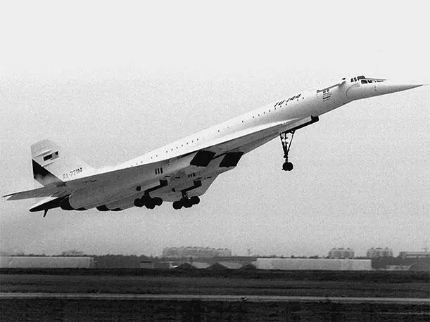 Ту144 конкорд взмывает ввысь Видимо все эти соображения и остановили - фото 429