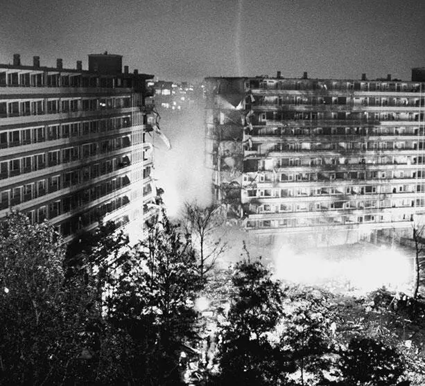 Дом пострадавший в результате падения на него лайнера 4 октября 1992 г - фото 452