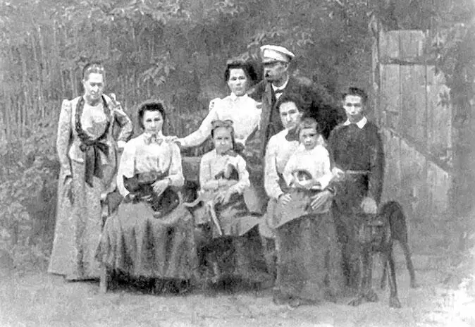 Семья Цветаевых во дворе дома в Трехпрудном переулке В первом ряду Валерия - фото 8
