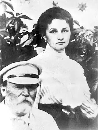Валерия Цветаева со своим дедом Д И Иловайским Позже после смерти матери - фото 11