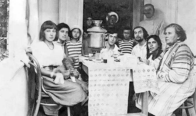 На террасе волошинского дома Слева Марина Цветаева Лиля Эфрон в центре - фото 35