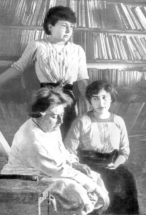 Елена Оттобальдовна Волошина Пра Марина и Ася в волошинском доме 1911 г - фото 38