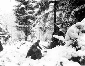 Американские солдаты в Арденнах В 1944 г фашисты были изгнаны с территорий - фото 458