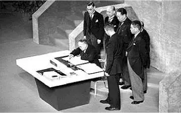 Премьерминистр Японии Иошида подписывает СанФранцисский мирный договор 1951 - фото 484
