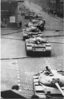 Советские танки в Будапеште 1956 Важной вехой в истории формирования мировой - фото 491