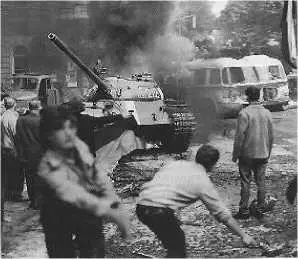Советские танки в Праге 1968 На фоне серьезных кризисных явлений руководство - фото 496