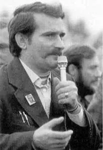 Л Валенса руководитель Солидарности 1980е Бухарест в дни революции - фото 528