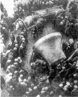 Поверженный колокол Страстного монастыря На первом этапе 19201930 эти - фото 562