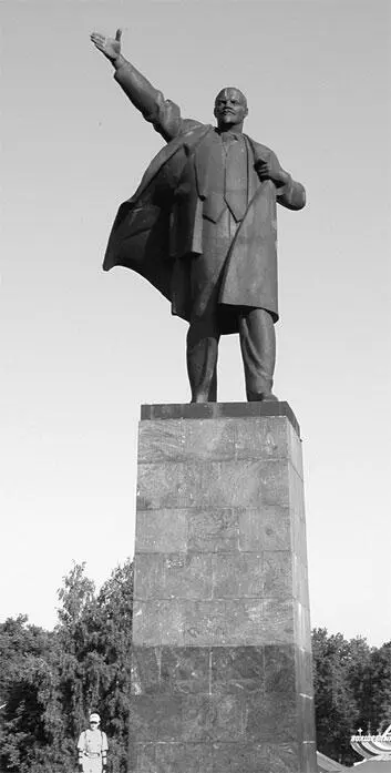 Памятник В И Ленину Если мы делаем статуи то обязательно их увеличиваем в - фото 416