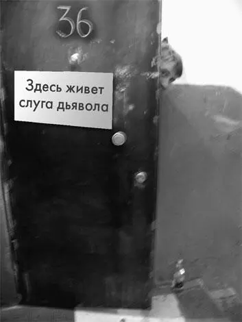 Я вспоминаю знакомых мне алкоголиков так оно и есть перебив проговорил - фото 480