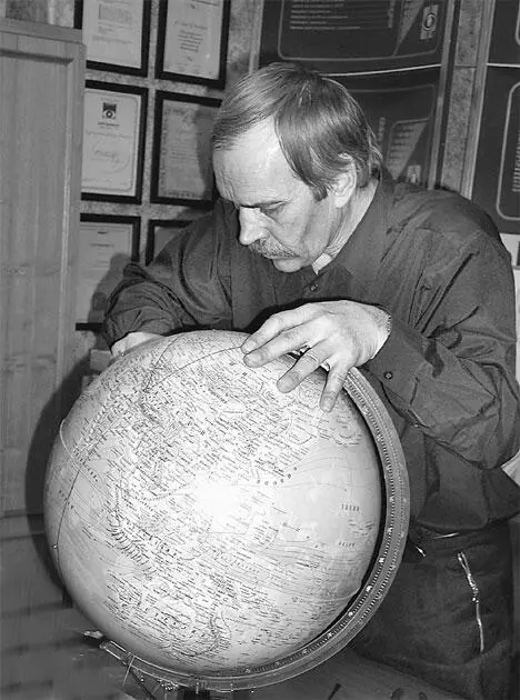 Юрий Иванович с глобусом Мы с Равилем переглянулись опять Система начала - фото 64