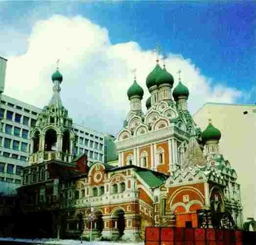 Церковь Троицы в Никитниках XVII в Внутри церковь уютна В ней нет столбов - фото 467