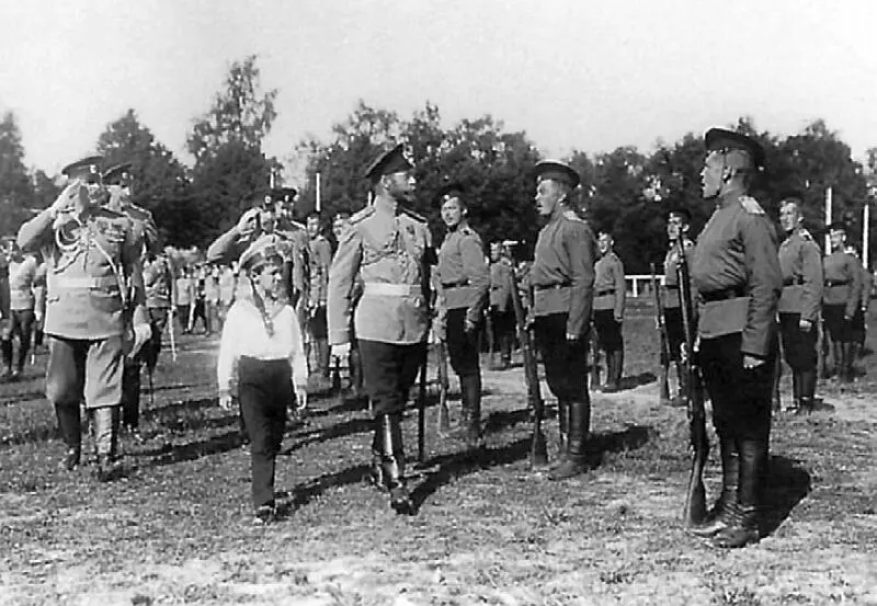 Император Николай II с цесаревичем Алексеем инспектируют войска 1913 г - фото 31