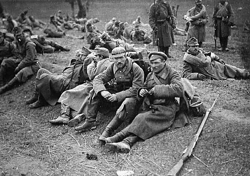 Галиция Русский конвоир и пленные австрийские и германские солдаты 1914 г - фото 35
