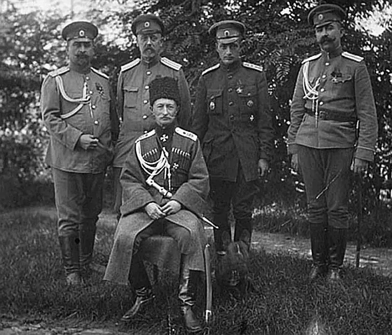 Главнокомандующий ЮгоЗападным фронтом А А Брусилов с офицерами штаба 1916 - фото 64