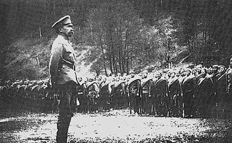 Генерал Л Г Корнилов выступает перед войсками 1917 г Назначенный - фото 74