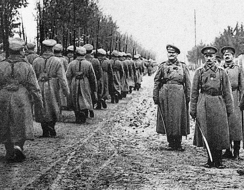Русские войска во Франции Справа с шашкой генерал Н А Лохвицкий 1916 г - фото 75