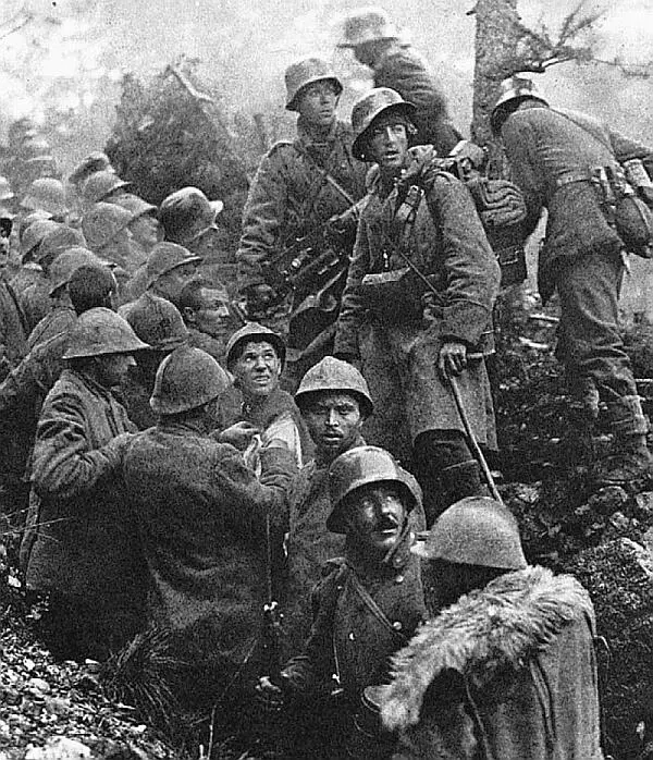 Захваченные немцами в битве при Капоретто итальянские пленные 1917 г Тайна - фото 76