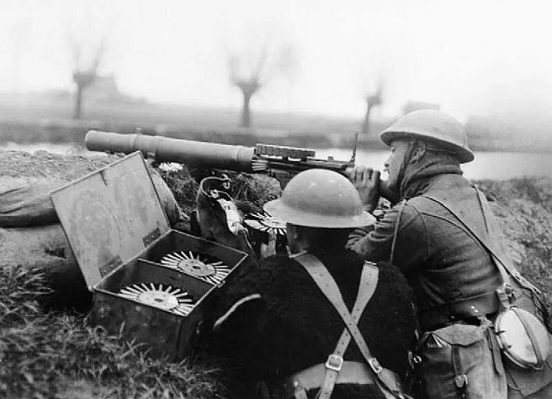 Британские пулеметчики во Фландрии 1918 г Поскольку часть французских сил - фото 84