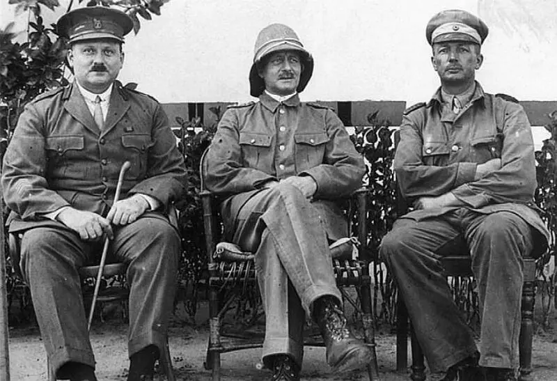 Пауль ЛеттовФорбек в центре с британскими офицерами 1919 г Потери - фото 85