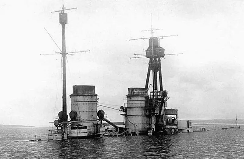Затопленный в СкапаФлоу германский крейсер Гинденбург 21 июня 1919 г - фото 100