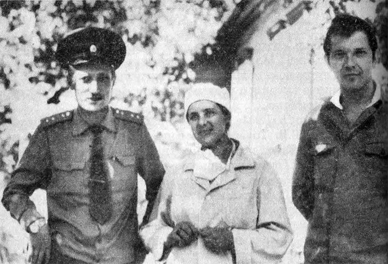 Чернобыль Июнь 1986 г В центре автор В помощь эксплуатационникам ЮТЭМовцев - фото 18