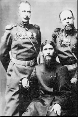 Григорий Распутин с офицерами 1910е гг Хозяин предложил гостю отравленные - фото 243