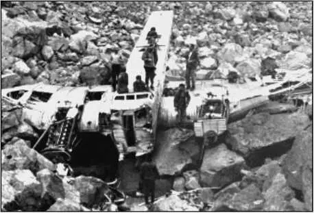 Обломки самолета ТБ3 найденные в тайге в 1968 г Комдив Яков Сорокин герой - фото 262