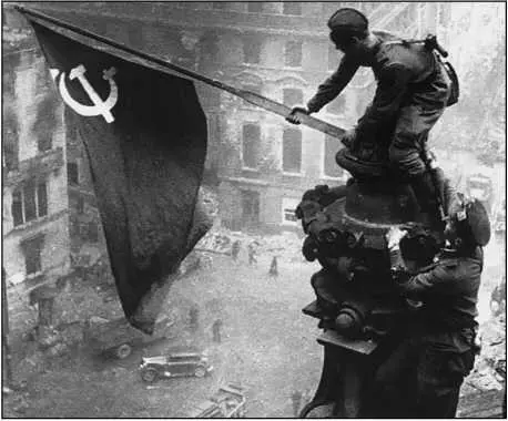 Знамя Победы на Берлином 1945 г Понимая что знамя закрепленное на одной из - фото 323