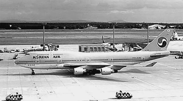 Южнокорейский Боинг747 Один из авторов книги Полет без посадки В - фото 350