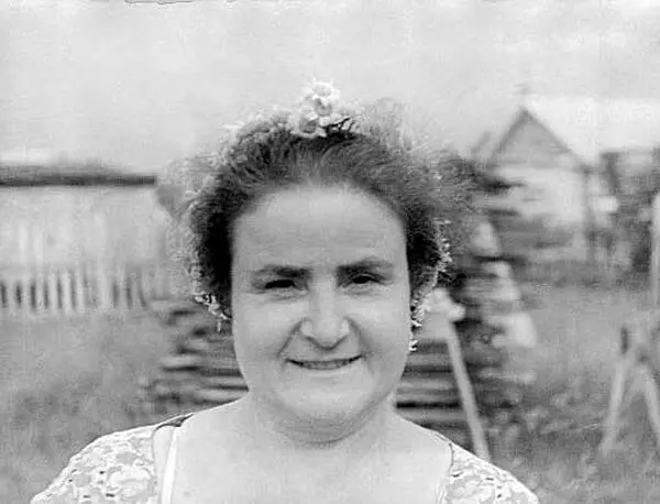 Улыбкамамы 1960е на даче Её любовь ко мне претворялась в повседневной - фото 26