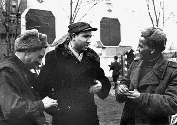 Соломон Хромченкона фронте с бригадой артистов 1944 г В театре бригаду уже - фото 46