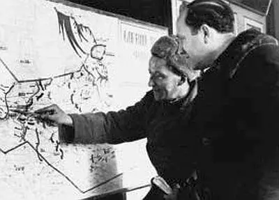 Соломон Хромченкона фронте с бригадой артистов 1944 г В театре бригаду уже - фото 47