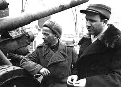 Соломон Хромченкона фронте с бригадой артистов 1944 г В театре бригаду уже - фото 48