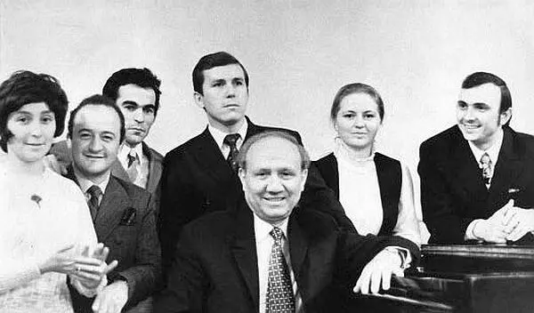 Класспедагога С М Хромченко слева направо Людмила Портнова - фото 66