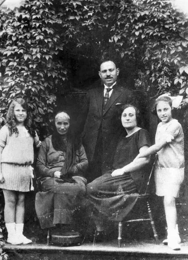 Ещё одинСоломон Хромченко любимый дядя с дочерьми Розой слева Сарой мамой - фото 79