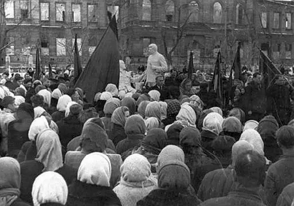 Керчь Траурный митинг в марте 1953 года Как большинство сверстников он стал - фото 93