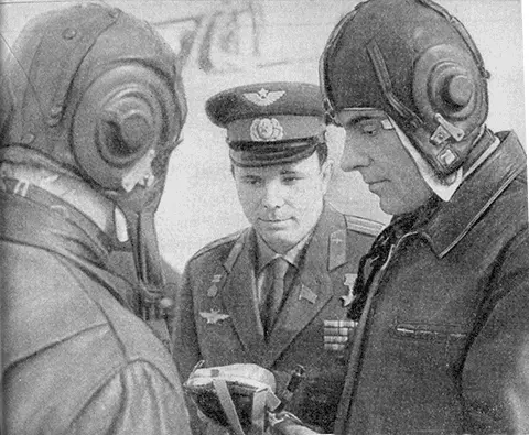 Владимира Михайловича Комарова любили и уважали в дружной семье советских - фото 21