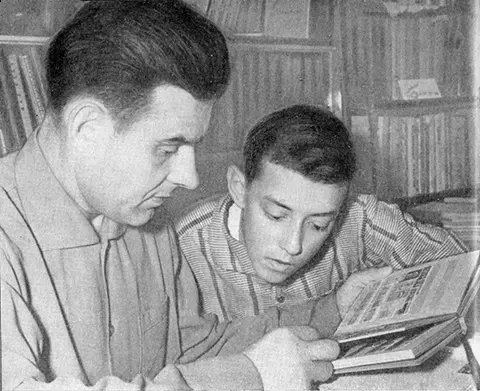 Владимир Михайлович Комаров с сыном Евгением Владимир Михайлович Комаров с - фото 25