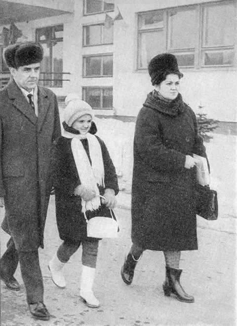 В час досуга в кругу семьи и среди товарищей он был интересным собеседником и - фото 27