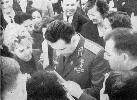 Владимир Михайлович Комаров среди делегатов XXIII съезда КПСС ПЯТЬ ВСТРЕЧ - фото 33