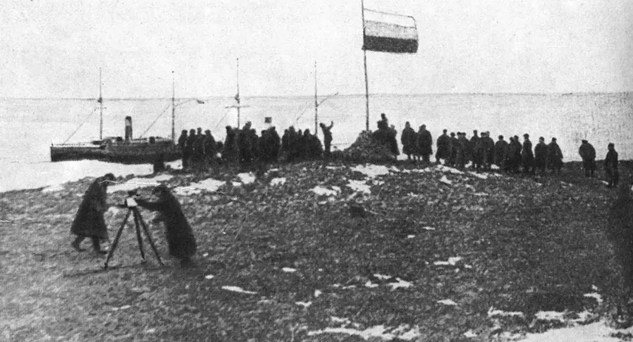 Водружение Российского флага первооткрывателями Северной Земли в 1913 г - фото 81