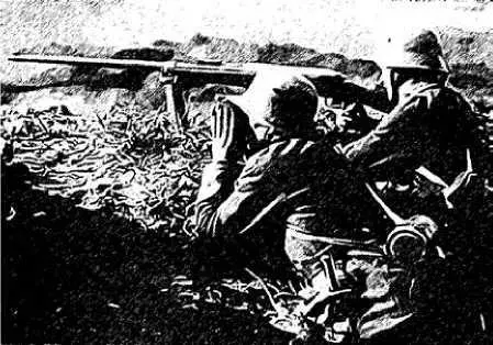 Немецкие солдаты ведут огонь из Mauser Tankgewehr 1918 Британские солдаты - фото 265