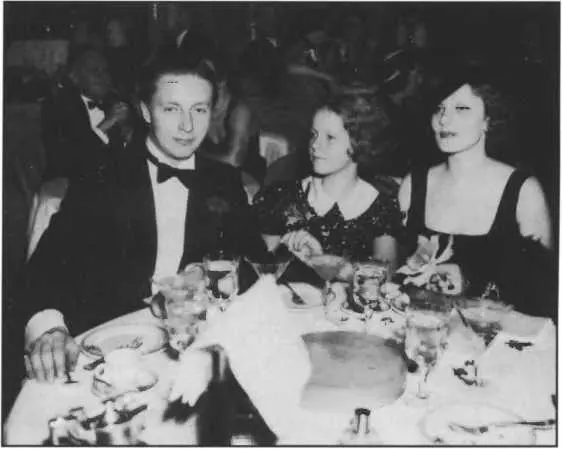 Семья ЗиберДитрих в ресторане 30е годы Губительница кассовых сборов Мы - фото 2